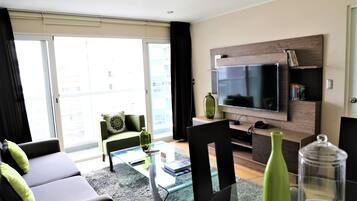 TV connectée, baby-foot, livres