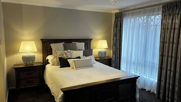 4 bedrooms, iron/ironing board, free WiFi, bed sheets