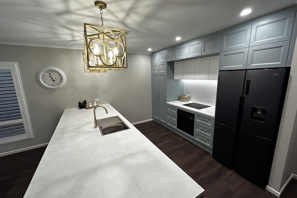 Kylskåp, mikrovågsugn, ugn och spishäll