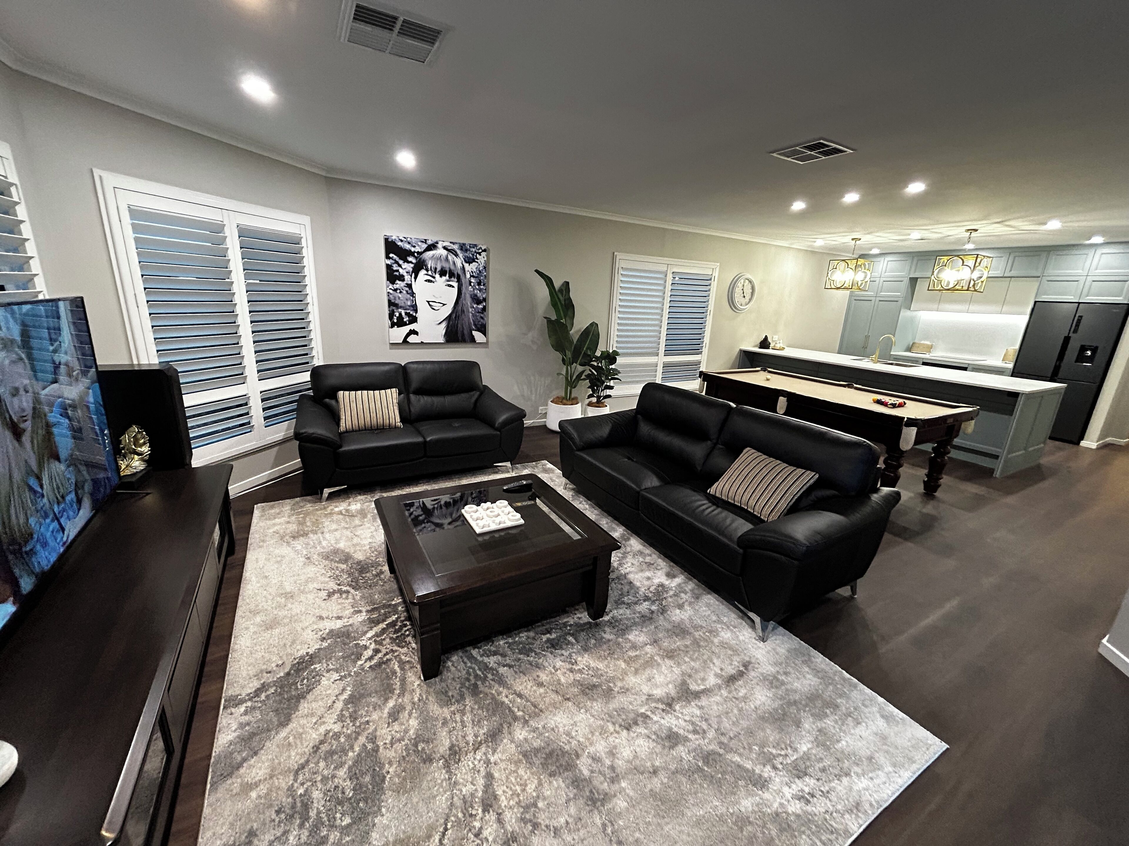 Smart-tv, dvd-afspiller, bøger, videobibliotek