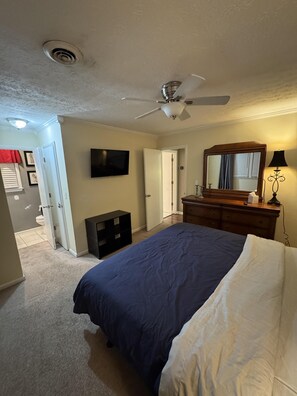 3 bedrooms, desk, WiFi, bed sheets