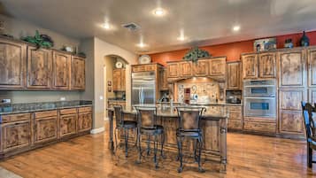 JÀÀkaappi, mikroaaltouuni, liesi, astianpesukone