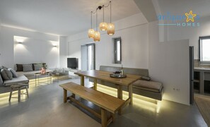 LED TV, Netflix, books, streaming services - Antiparos Homes - A beautiful holiday home with beach view for groups of 5 (Antiparos)
