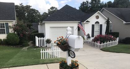 Clean Cozy Cottage Ideally Located