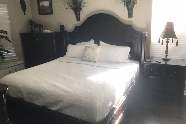 3 slaapkamers, een strijkplank/strijkijzer, gratis wifi, beddengoed