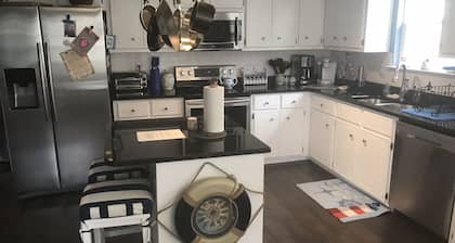 Clean Cozy Cottage Ideally Located