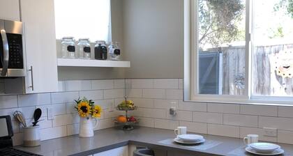 Täydellisesti sijoitettu, moderni, mukautettu rakennettu casita w / AC & katolla oleva auringonlasku