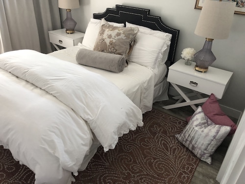 パーフェクトロケーション、AC、屋上サンセットデッキ付きのモダンなオーダーメイドカジノ 