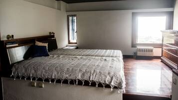 5 bedrooms, iron/ironing board, WiFi, bed sheets