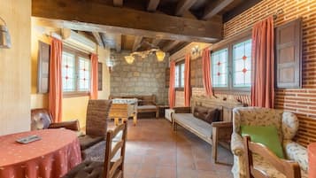 Una televisión, un futbolín, libros