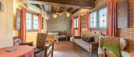 TV, tavolo da calcetto, libri