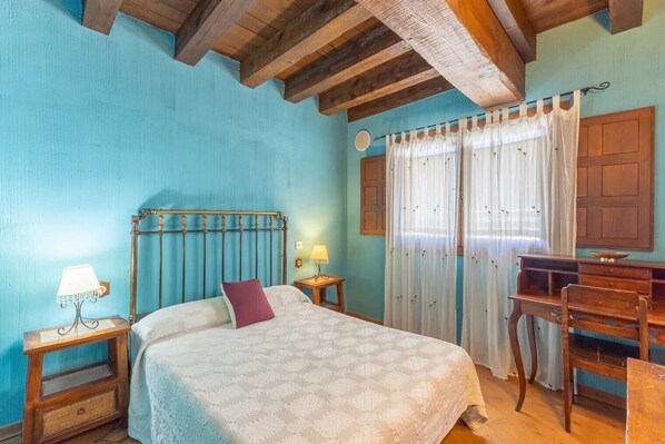 7 bedrooms, desk, soundproofing, WiFi