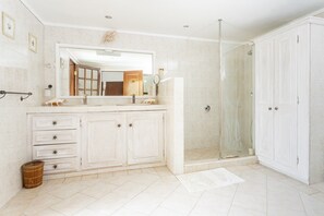 Shower, hair dryer, towels - Villa - Paille en Queue with heated pool Black River<br>Piscine chauffée. (Riviere Noire)