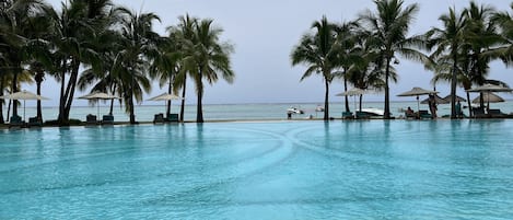 Una piscina al aire libre, una piscina climatizada