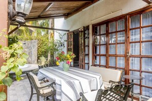 Outdoor dining - Villa - Paille en Queue with heated pool Black River<br>Piscine chauffée. (Riviere Noire)