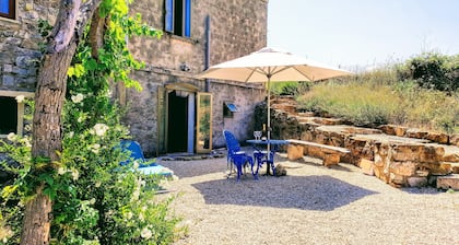 Ein wunderschön restauriertes gemütliches Bauernhaus aus Stein, mit Blick, Terrassen und Grill