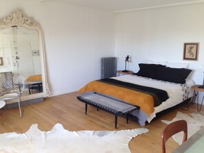 5 habitaciones, tabla de planchar con plancha, wifi y ropa de cama 