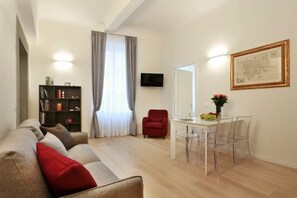 TV, books - OPERA 19 LUXURY APARTMENT CITY CENTER Competently refurbished (Firenze)