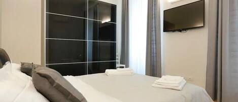 2 عدّة غرف نوم ومكتب وتجهيزات عازلة للصوت ومكواة/لوح كي