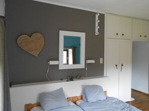 7 bedrooms, WiFi, bed sheets