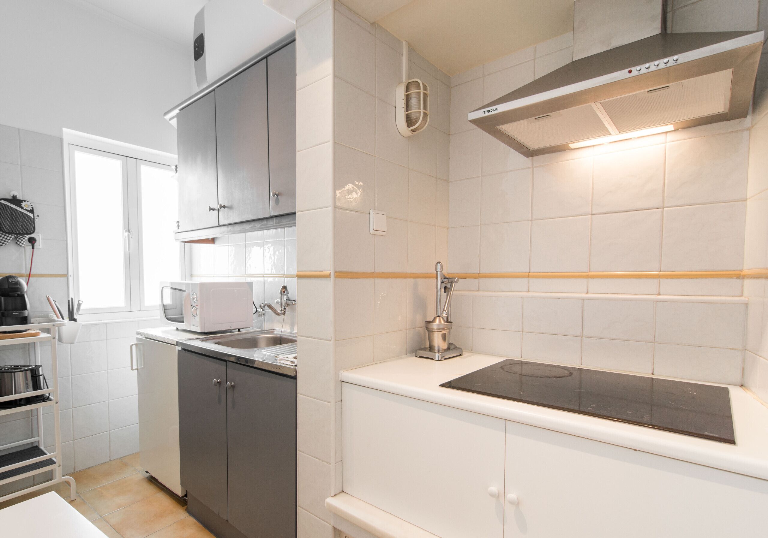 Kühlschrank, Mikrowelle, Ofen, Wasserkocher mit Kaffee-/Teezubehör