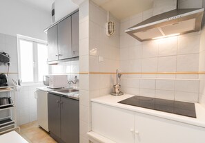 Kühlschrank, Mikrowelle, Ofen, Wasserkocher mit Kaffee-/Teezubehör