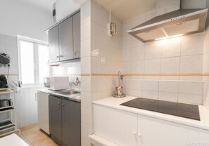 Fridge, microwave, oven, coffee/tea maker