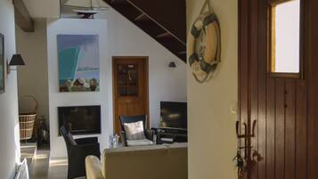 Smart TV, chimenea, videojuegos y reproductor de DVD