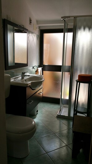 Shower, hair dryer, towels - STATELY VILLA S. MARGHERITA DI PULA TWO STEPS FROM THE SEA (Santa Margherita di Pula)