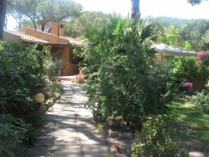 Property grounds - STATELY VILLA S. MARGHERITA DI PULA TWO STEPS FROM THE SEA  (Santa Margherita di Pula)