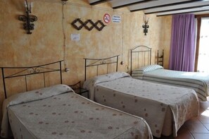 5 habitaciones, tabla de planchar con plancha y ropa de cama 