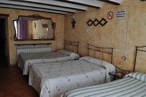 5 habitaciones, tabla de planchar con plancha y ropa de cama 