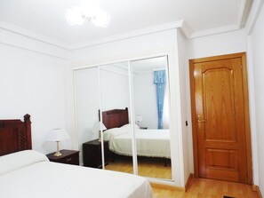 2 chambres, fer et planche Ă repasser