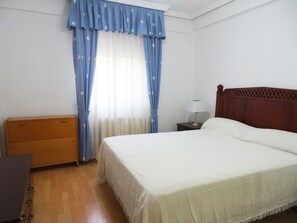 2 makuuhuonetta, silitysrauta/-lauta