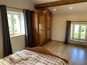 3 bedrooms, iron/ironing board, WiFi, bed sheets