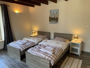 3 bedrooms, iron/ironing board, WiFi, bed sheets - Indoor swimming pool (Bouillé-Courdault)