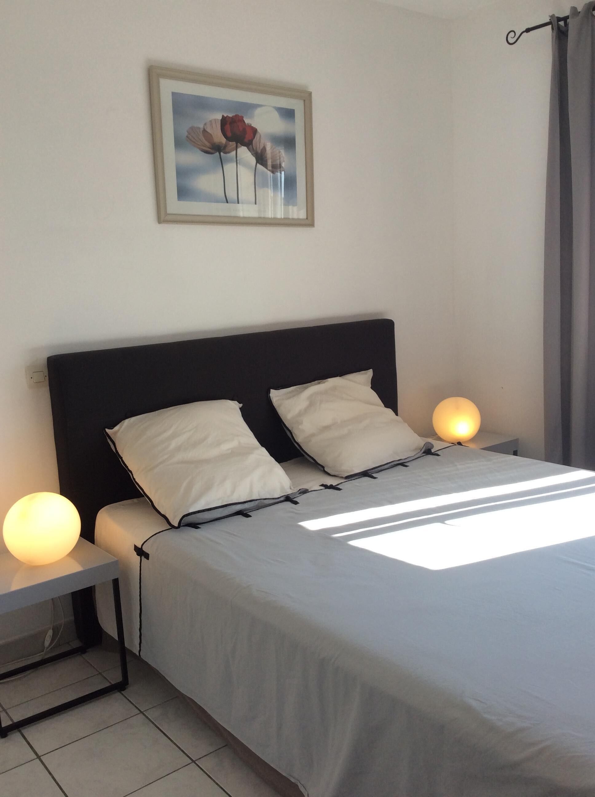 4 bedrooms, iron/ironing board, internet, bed sheets