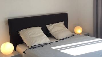 4 bedrooms, iron/ironing board, internet, bed sheets