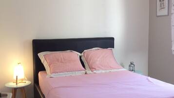 4 slaapkamers, een strijkplank/strijkijzer, internet, beddengoed