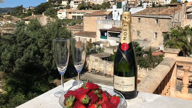 A table with a bottle of Moët & Chandon Imperial champagne, two glasses, and a bowl of strawberries. - Ca na Patrona, viewpoint to Capdepera Castle. With pool and bbq (ETV / 8903) (Capdepera)
