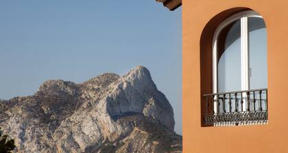 Villa avec vue panoramique sur la mer et le Rocher d'Ifach, avec piscine privée.