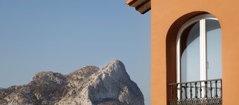 Villa with panoramic views of the sea and the Rock of Ifach, with private pool.