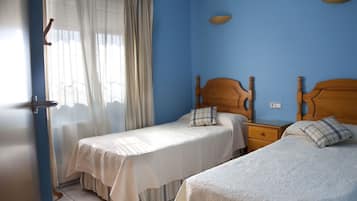 3 habitaciones, tabla de planchar con plancha y cuna de viaje