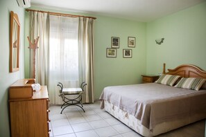 3 bedrooms, iron/ironing board, travel crib, free WiFi