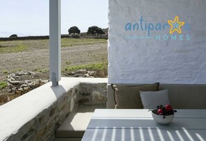 Outdoor dining - Antiparos Homes - an estate of 5 premium holiday homes 100m from the sandy beach (Antiparos)