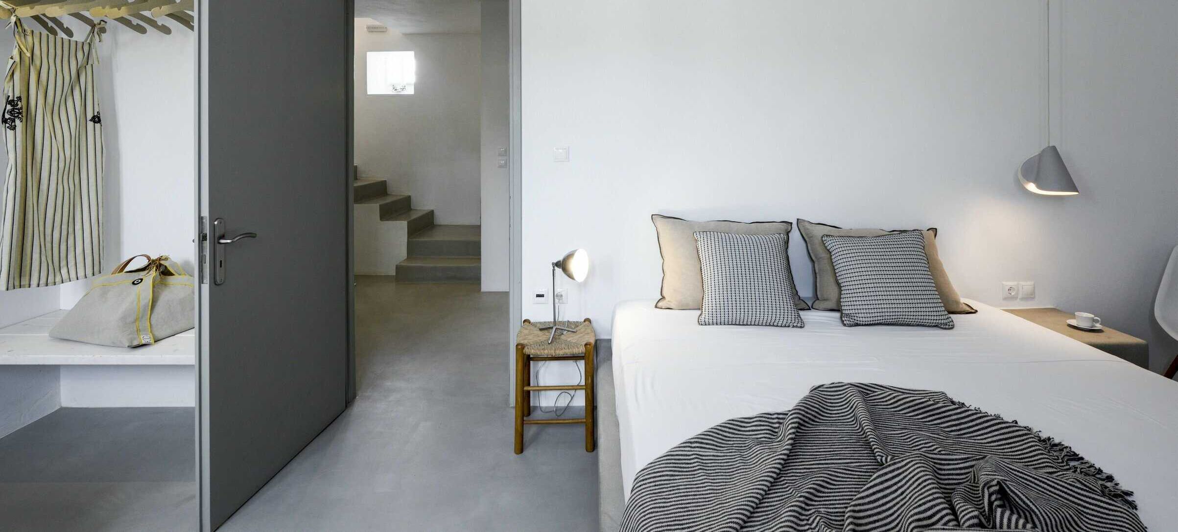 2 bedrooms, desk, WiFi, bed sheets