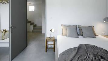 2 bedrooms, desk, WiFi, bed sheets