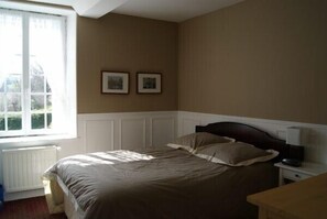 3 Schlafzimmer, Schreibtisch, Bügeleisen/Bügelbrett, Reisekinderbett