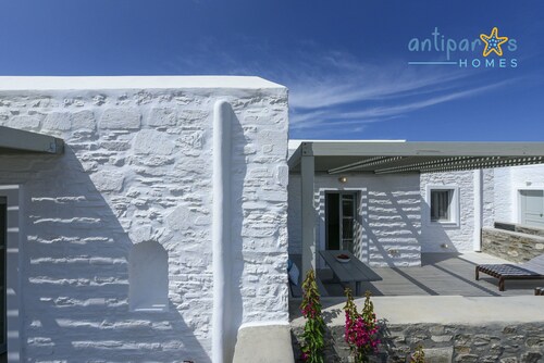 Antiparos Homes. A premium 160 sq m villa with 2 ensuite bedrooms and beach view