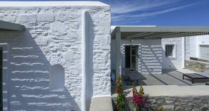 Antiparos Homes. A premium 160 sq m villa with 2 ensuite bedrooms and beach view